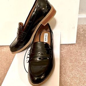 Steve Madden, size 8.5 (M), black patent leather loafer